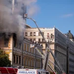 Plamene a hustý dym pohltili Národnú akadémiu vied v Kyjeve po ruskom dronovom útoku