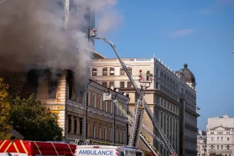 Plamene a hustý dym pohltili Národnú akadémiu vied v Kyjeve po ruskom dronovom útoku
