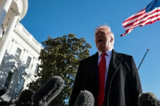 Po chaotických hodinách obrat: Biely dom opäť vpustil novinárov CNN, MS NOW a Politico