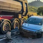Po zrážke dvoch áut a kamióna úplne uzavreli cestu pri obci Slanec