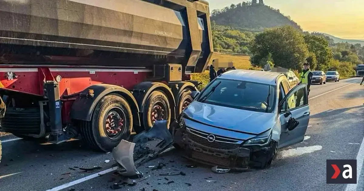 Po zrážke dvoch áut a kamióna úplne uzavreli cestu pri obci Slanec