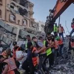 Po zrútení obytného domu v Gaze zomrelo niekoľko ľudí, záchranári bojujú s časom