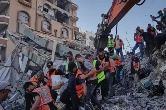 Po zrútení obytného domu v Gaze zomrelo niekoľko ľudí, záchranári bojujú s časom