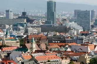Prezident prednesie správu o stave republiky, opozícia sa pokúsi odvolať Sakovú a Eštoka