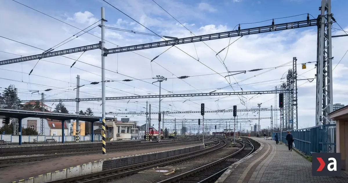 Pri Kútnikoch sa zrazil vlak s traktorom, obišlo sa to bez zranení