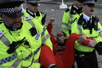 Protest pred konferenciou labouristov: polícia zatýkala demonštrantov