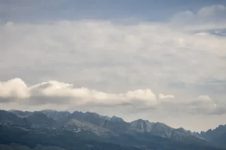Prudké ochladenie, silný vietor a sneh už v pondelok