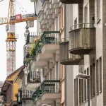 Realitné šialenstvo narazilo na brzdu. Z trhu miznú kupci aj jedna kľúčová skupina