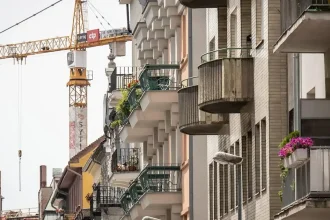 Realitné šialenstvo narazilo na brzdu. Z trhu miznú kupci aj jedna kľúčová skupina