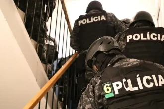 Rozsiahla policajná razia pre podozrenie z investičného podvodu: zadržali už 10 ľudí