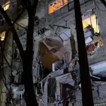 Ruská bomba zasiahla obytný dom v Sumách, záchranári pátrajú po uviaznutých
