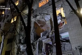 Ruská bomba zasiahla obytný dom v Sumách, záchranári pátrajú po uviaznutých