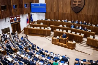 Rušný deň v parlamente: Vláda predloží novely, opozícia chce odvolávať dvoch ministrov