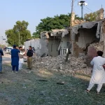 Samovražedný útok autom pri policajnej stanici v Pakistane zabil desiatky ľudí