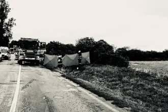 Smrteľná havária pri Beckove: Mladík nezvládol riadenie a narazil do stromu