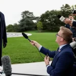 Sudca zrušil Trumpov zákaz pre novinárov, postavila sa proti nemu aj Fox News