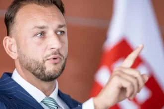 Šutaj Eštok sľubuje policajtom vyššie platy. Neskoro a málo, tvrdia odborári