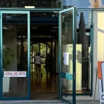 Švajčiari v referende podľa prognózy odmietli prísnejšie vymedzenie neutrality