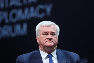 Sybiha odsudzuje zrušenie sankcií pre Usmanova a Fridmana