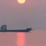 Tankery v Hormuzskom prielive zasiahnuté neznámymi projektilmi, napätie USA a Iránu rastie