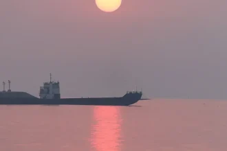Tankery v Hormuzskom prielive zasiahnuté neznámymi projektilmi, napätie USA a Iránu rastie