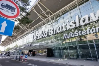 Taxi asociácia žiada zrušenie exkluzívnych zmlúv s Boltom na bratislavskom letisku