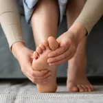 Trápia vás bolesti chrbta či kolien? Môžu za to zanedbané chodidlá, pomôže jednoduchý test