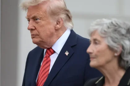 Trump pristál v Írsku, stretne sa s premiérom aj prezidentkou