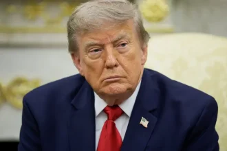 Trump schválil vojenskú základňu pri Víťaznom oblúku s dronmi a ostreľovačmi
