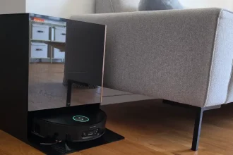 Upratuje rohy, okraje aj pod nábytkom. Prekvapil nás, kam až sa dostane