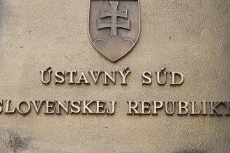 Ústavný súd SR odmietol rozšírenie ochrany pre páry rovnakého pohlavia v zákone o rodine