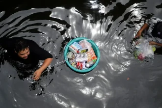 VIDEO: Povodne v Thajsku si vyžiadali osem obetí. Z Bangkoku evakuovali tisíce ľudí