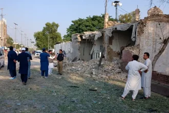 VIDEO: Samovražedný útok v Pakistane zabil najmenej 16 ľudí, terčom bola policajná stanica
