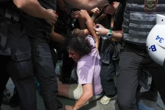 VIDEO: Turecké úrady poslali do väzby desiatky LGBTQ+ aktivistov