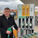 Vláda chce riešiť drahý benzín zlacnením vlakov. Opozícia: katastrofa