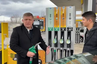 Vláda chce riešiť drahý benzín zlacnením vlakov. Opozícia: katastrofa