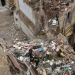 Výbuch otriasol Aténami. Našli telo, po turistoch pátrajú