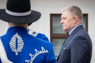 Zlyhávate a radšej odstúpte, ale tešíme sa na vás. Fico posiela do Berlína čudné pozvanie