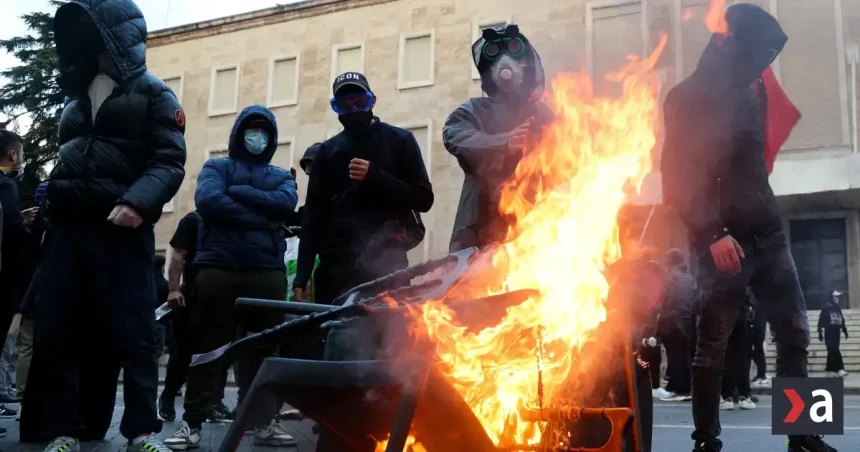 Albánsko sprísňuje pravidlá pre protesty, demonštrantom hrozia vysoké pokuty
