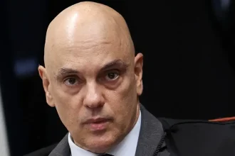 Brazílsky súd vydal zatykač na syna exprezidenta Bolsonara, ktorý žije v USA