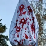 Demokrati zahalili sochu Koneva do krvavej plachty, patrí na smetisko dejín