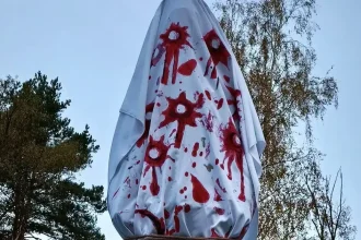 Demokrati zahalili sochu Koneva do krvavej plachty, patrí na smetisko dejín