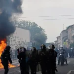 Demonštrantovi odtrhol ruku omračujúci granát. Francúzsko pozastavilo ich používanie