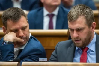 Deväť poslancov bez klubu, šesť z koalície