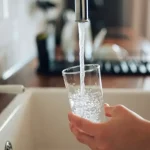 Dva litre vody denne sú mýtus. Hydratovať sa môžete aj jedlom, kávou či polievkou