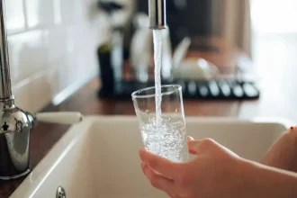 Dva litre vody denne sú mýtus. Hydratovať sa môžete aj jedlom, kávou či polievkou