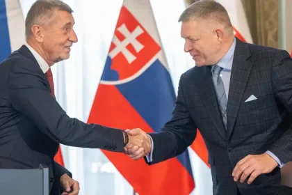 Fico a Babiš odhalili sochu priateľstva, hovoria o nadštandardných vzťahoch