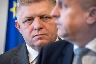 Fico môže pri rozpočte odovzdať moc Pellegriniho vláde, tvrdí Spáč