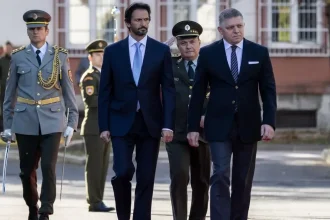 Fico nebezpečne blúzni, tvrdí profesor Bátora. Sme pripravení brániť vlasť?