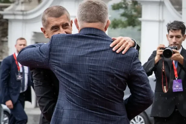Fico pocestuje v utorok do Prahy, stretne sa s Babišom a odhalia spoločnú sochu